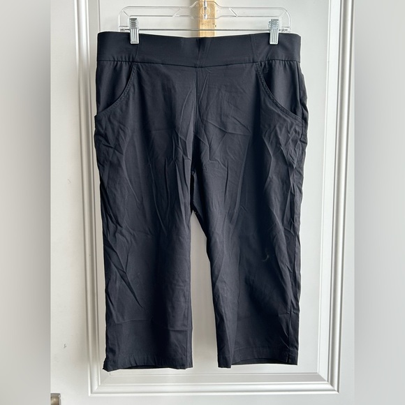 Columbia Pants - Columbia Black Cropped Pants
Size Large